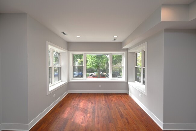 Building Photo - 1630 W Thorndale Ave