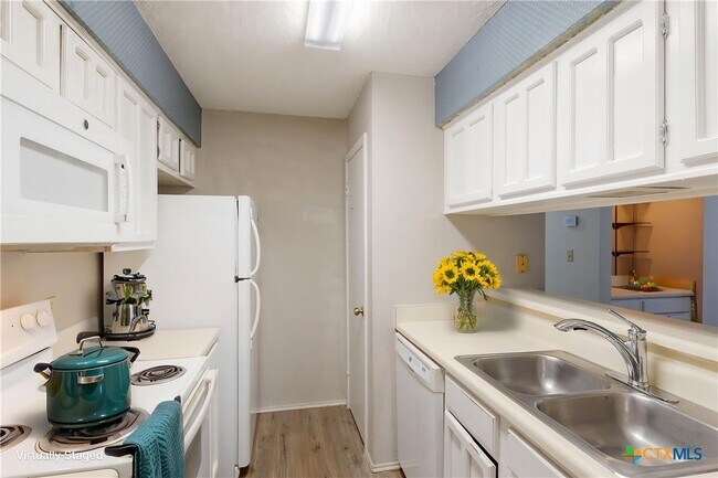 Foto del edificio - 1202 Thorpe Ln