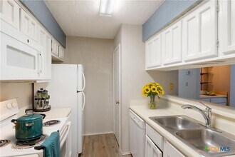 Building Photo - 1202 Thorpe Ln