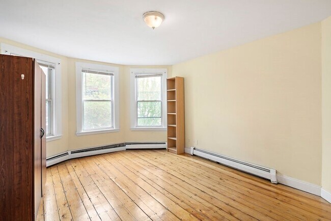 Foto del edificio - 64 Pleasant St