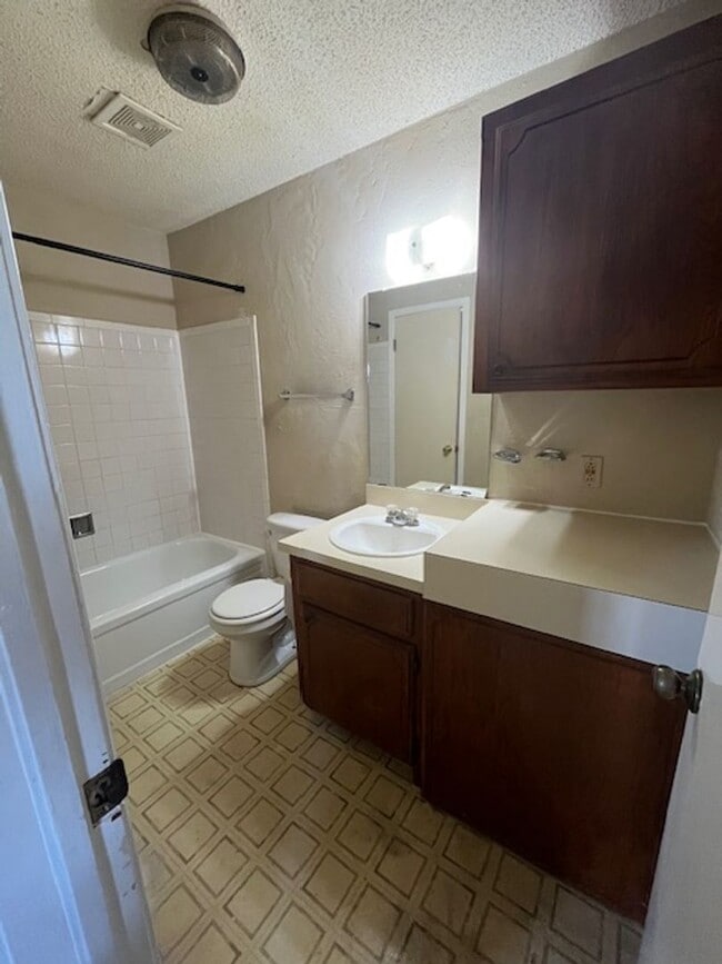 Building Photo - Oaklawn Apartments