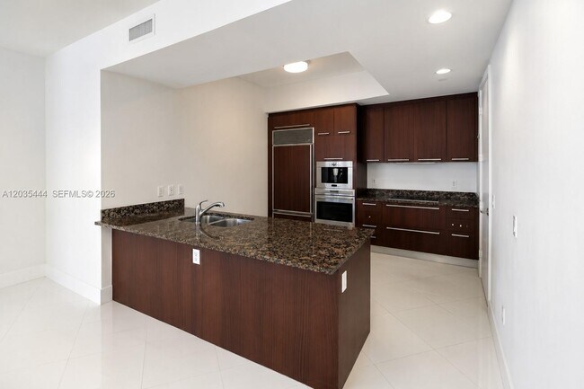 Foto del edificio - 15901 Collins Ave