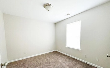 Building Photo - 221 Chapel Lake S