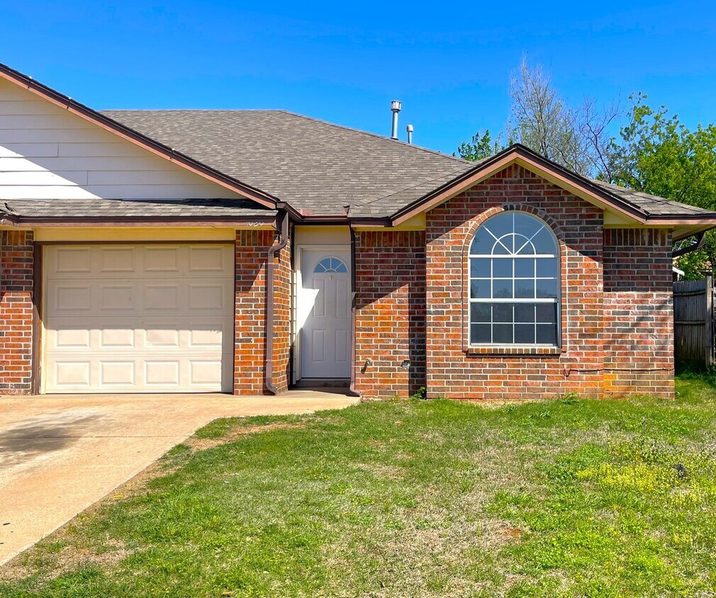 Primary Photo - Charming Retreat: 3 Bed, 2 Bath Home in Hi...