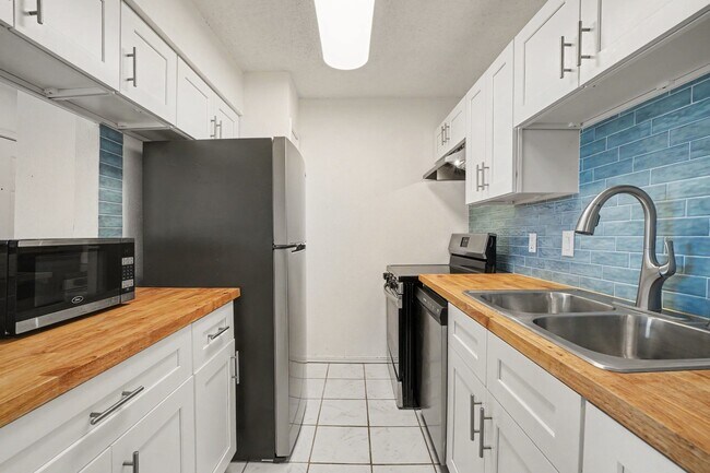 Building Photo - 12660 Ashford Point Dr