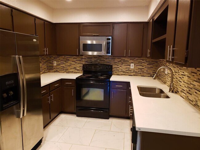 Foto del edificio - 916 Hilltop Dr