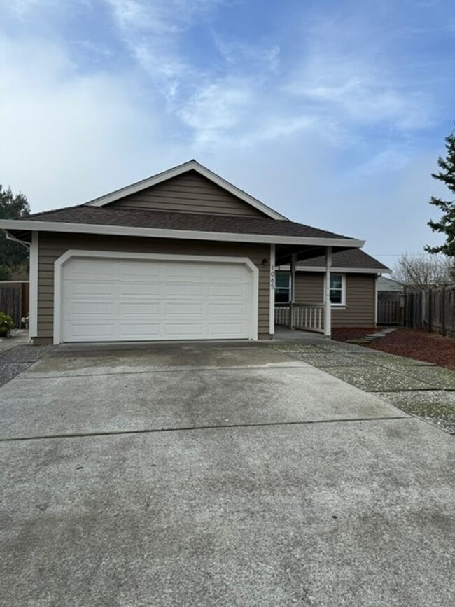 Foto del edificio - 3 Bedroom/2 Bathroom Home Available in Rincon Valley!