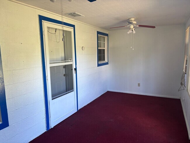 Foto del edificio - 1/1 Barndominium on One Gated Acre in Rura...