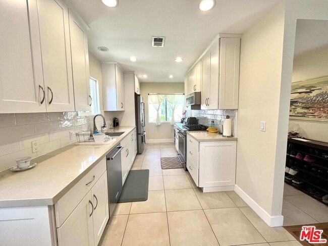 Foto del edificio - 19334 Beckworth Ave