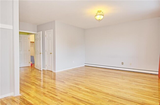 Foto del edificio - 1856 E 13th St