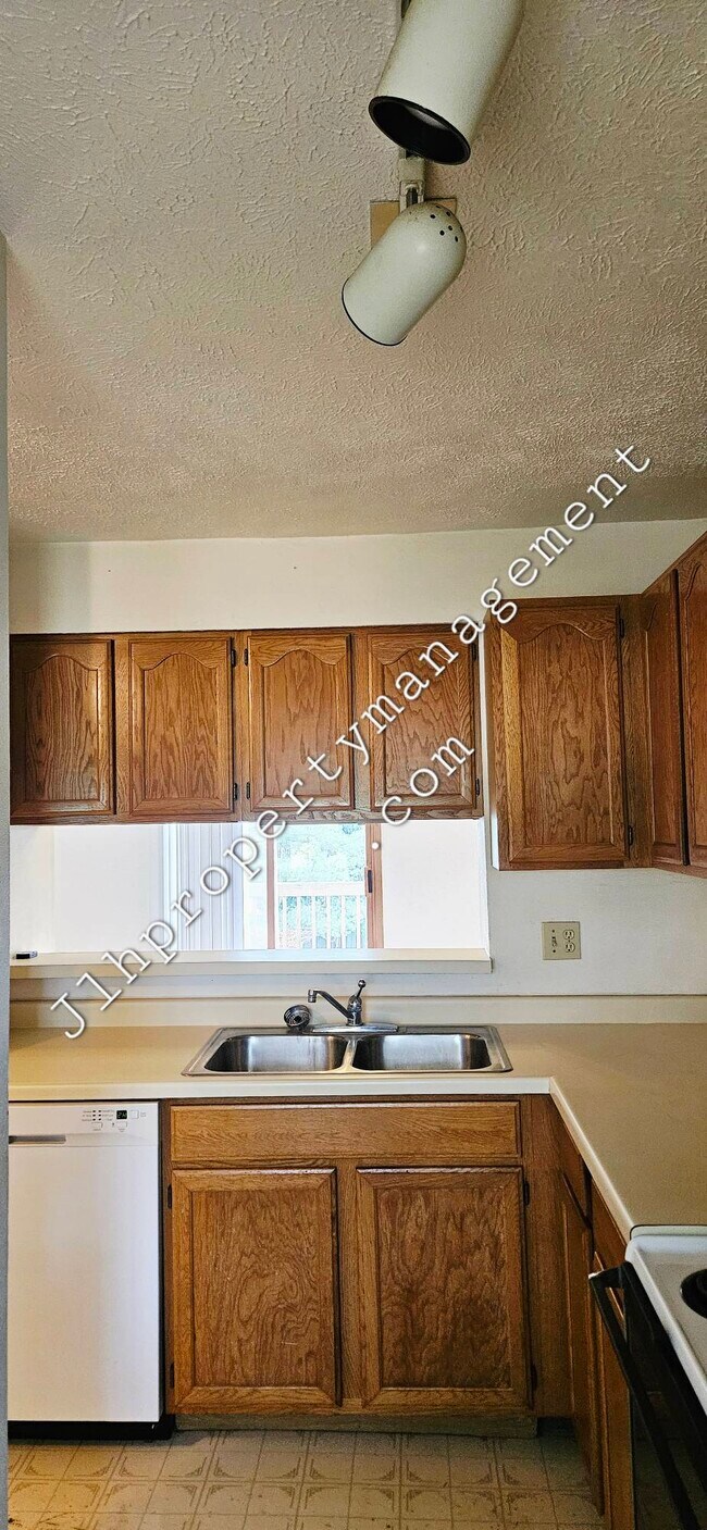 Building Photo - 3119 W Loras Dr