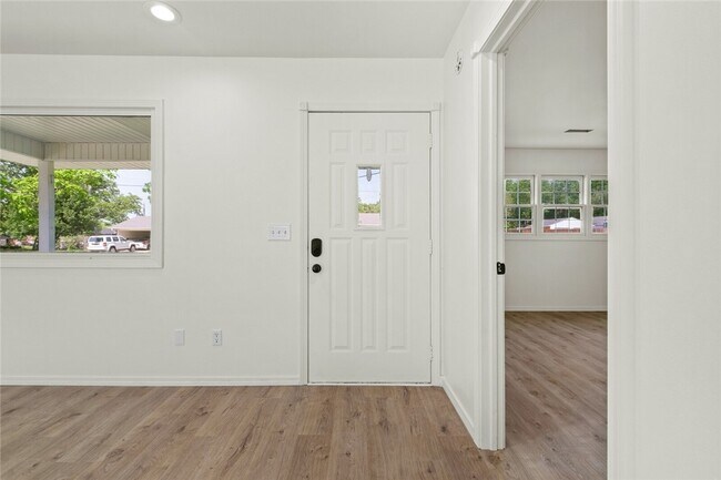 Building Photo - 1604 Oakwood Ave