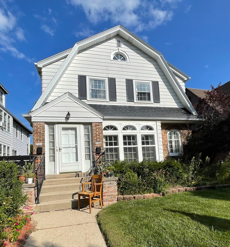 3926 N Farwell Ave Unit Upper, Shorewood, WI 53211 Apartments in