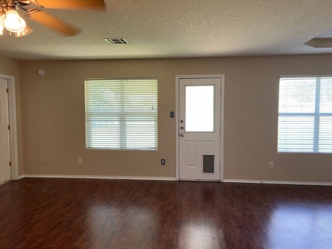 Foto del edificio - 3308 Lakecrest Dr