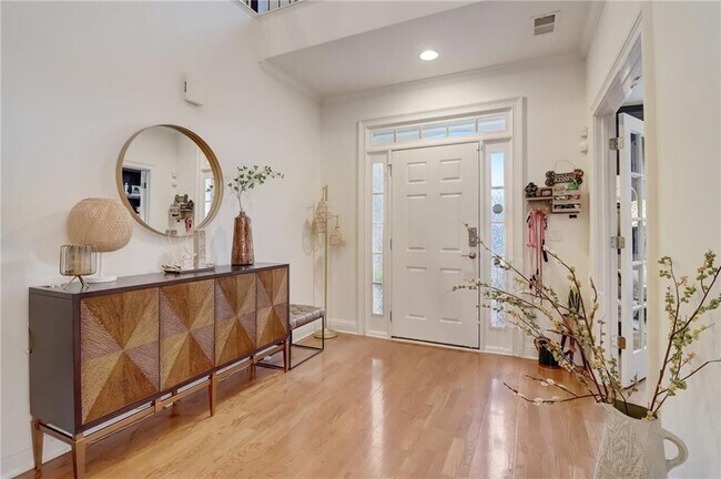 Foto del edificio - 6355 Glen Oaks Ln NE