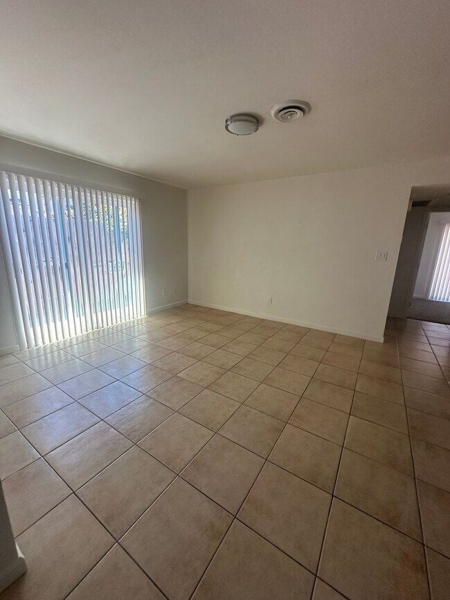 Foto del edificio - 3005-3007 Carver Rd.