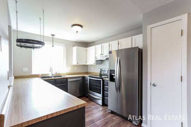 Building Photo - Stunning 3-Bedroom Home in Aurora – Your P...