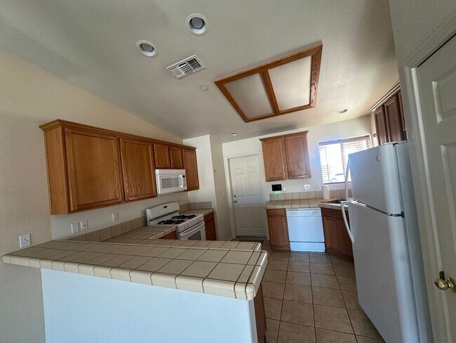 Foto del edificio - 4 bedroom home close to Joshua Tree National Park!