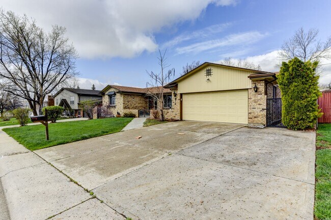 Foto del edificio - Great 4 Bedroom 3 Bath Home with 2 Car Garage and Covered Patio!