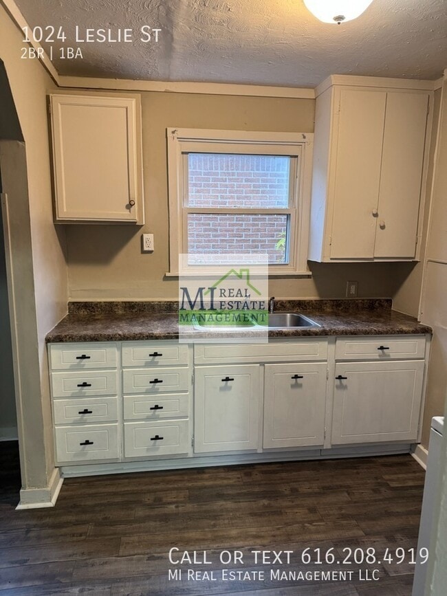 Photo - 1024 Leslie St House