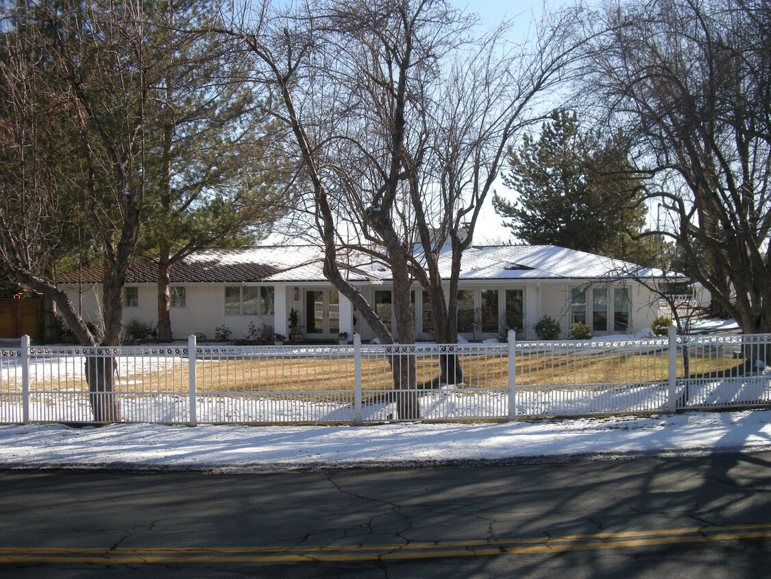 Primary Photo - Large Ranch Style Home South of Reno on 1....