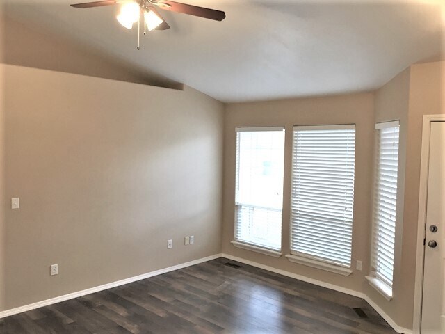 Building Photo - 10621 W Hazelwood Drive