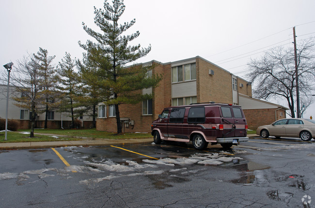 Building Photo - Sylvan Lake Condos