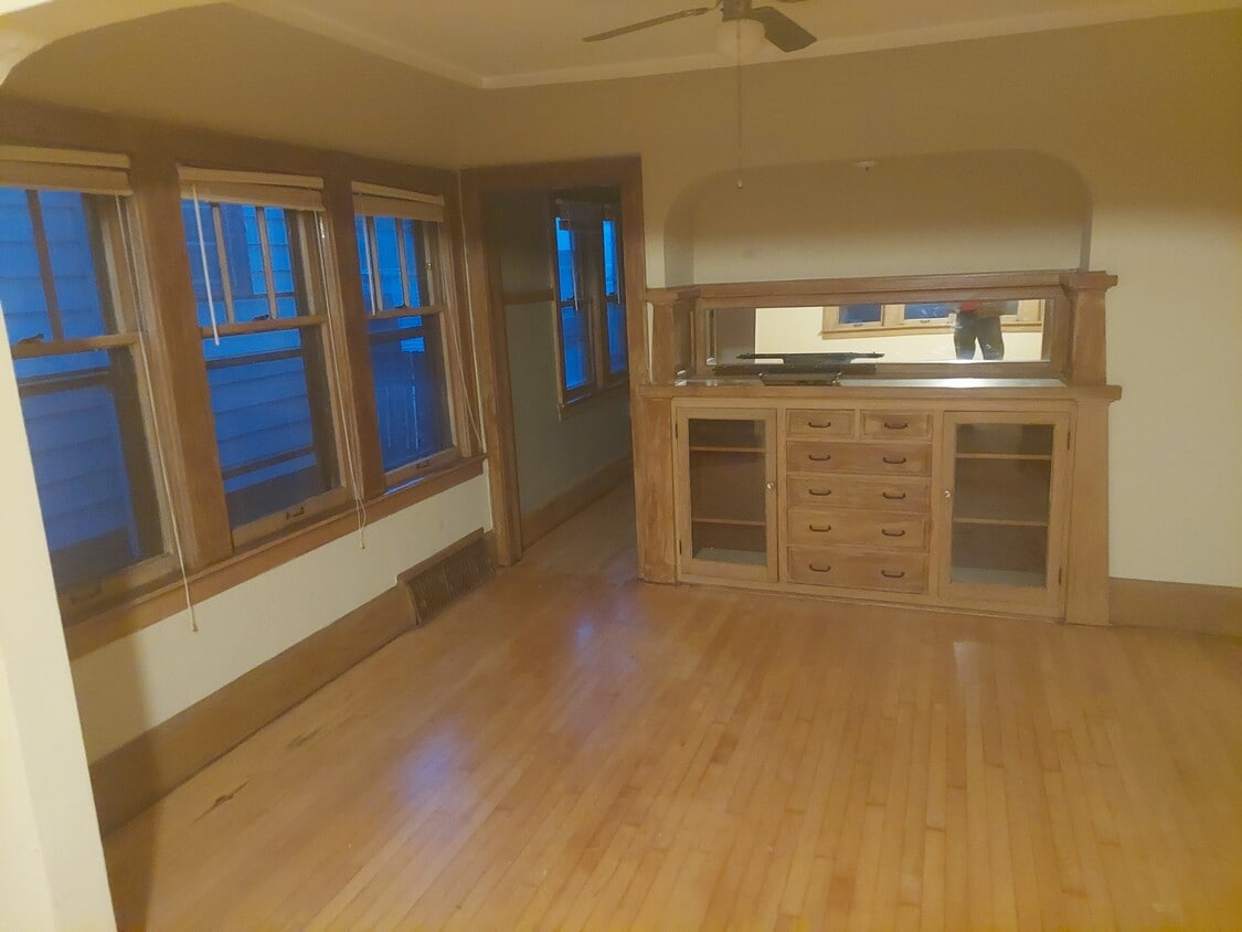 3129 N Newhall St Unit Lower, Milwaukee, WI 53211 Apartments in