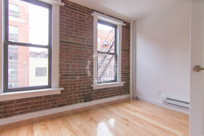 Building Photo - 152 E Broadway