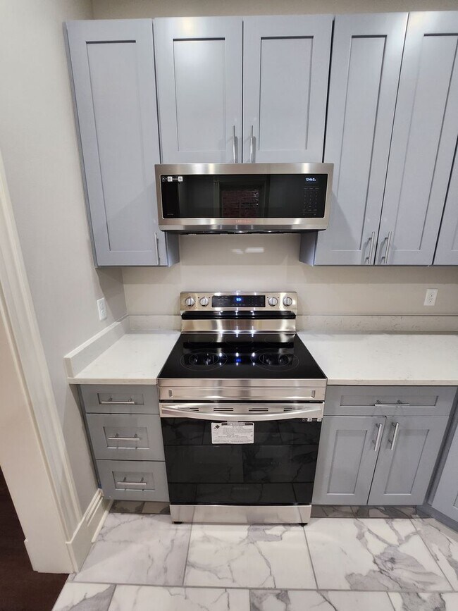Foto del edificio - Newly Renovated One Bedroom Available Toda...