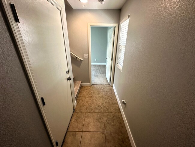 Building Photo - BEAUTIFUL 2 BEDROOM 2 FULL BATHROOM 2 STOR...