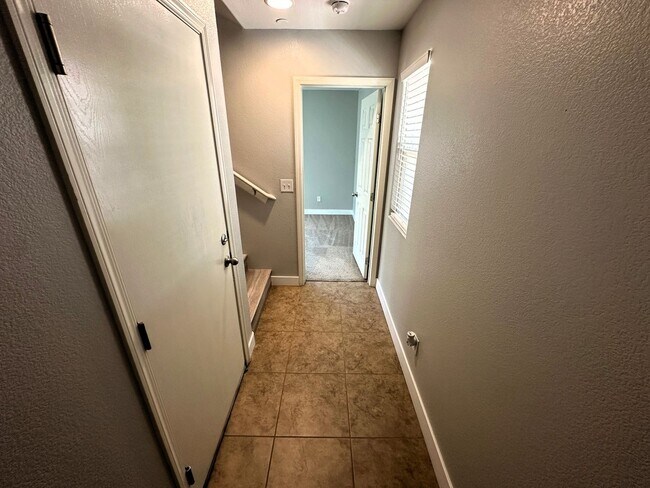 Foto del edificio - BEAUTIFUL 2 BEDROOM 2 FULL BATHROOM 2 STOR...