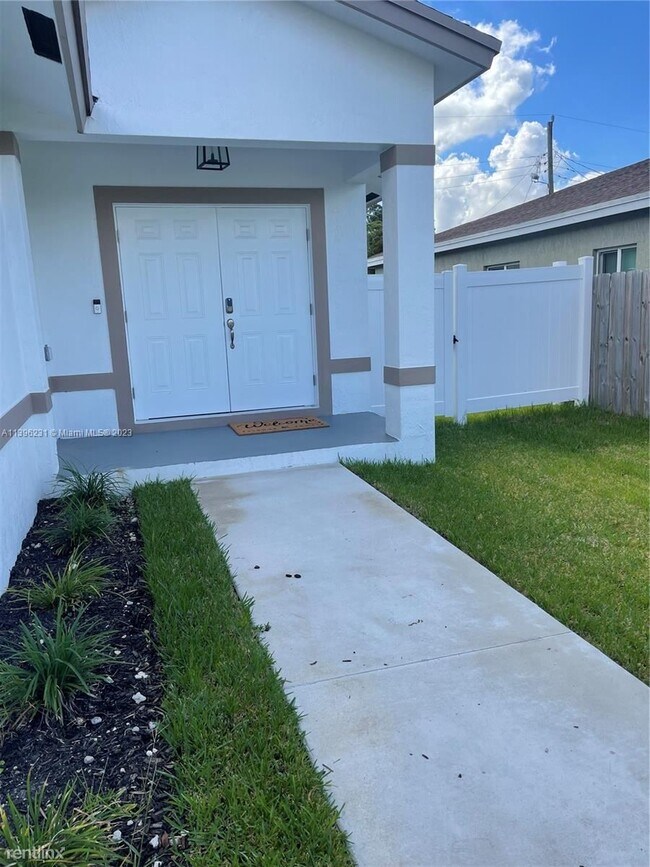 Foto del edificio - 3 br, 2.5 bath House - 2708 NW 9th Ct # 2708