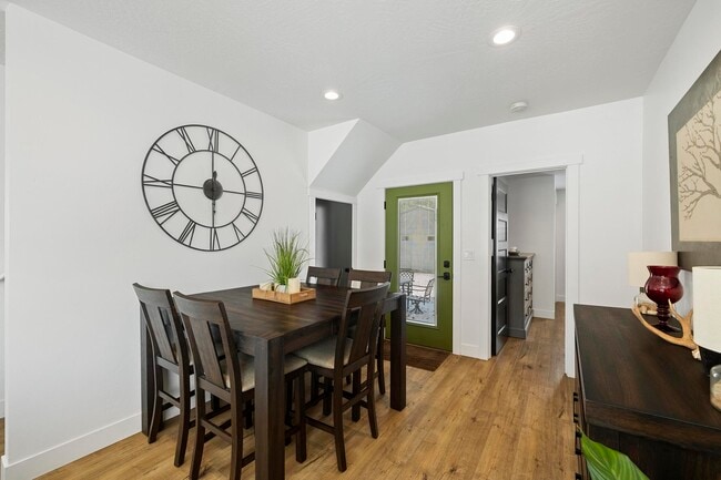 Building Photo - 828 6th St