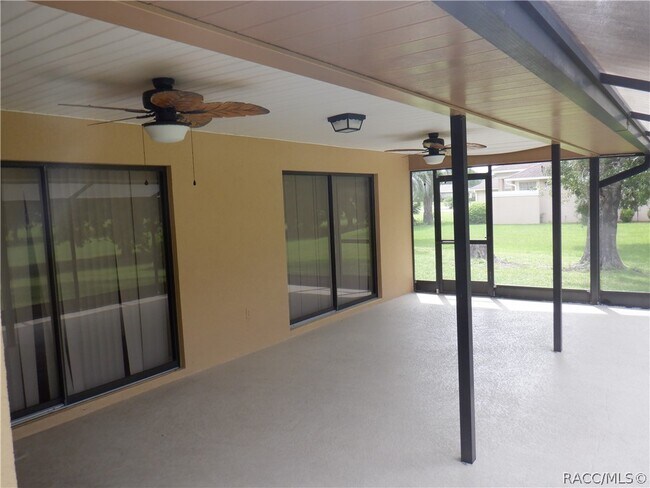 Foto del edificio - 335 E Falconry Ct