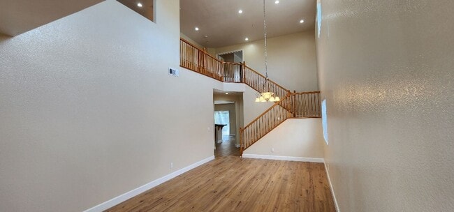 Building Photo - Beautiful Large Bi-Level 3 bed 2.5 Bath Ho...
