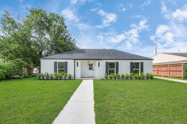 Foto del edificio - 6249 Locke Ln