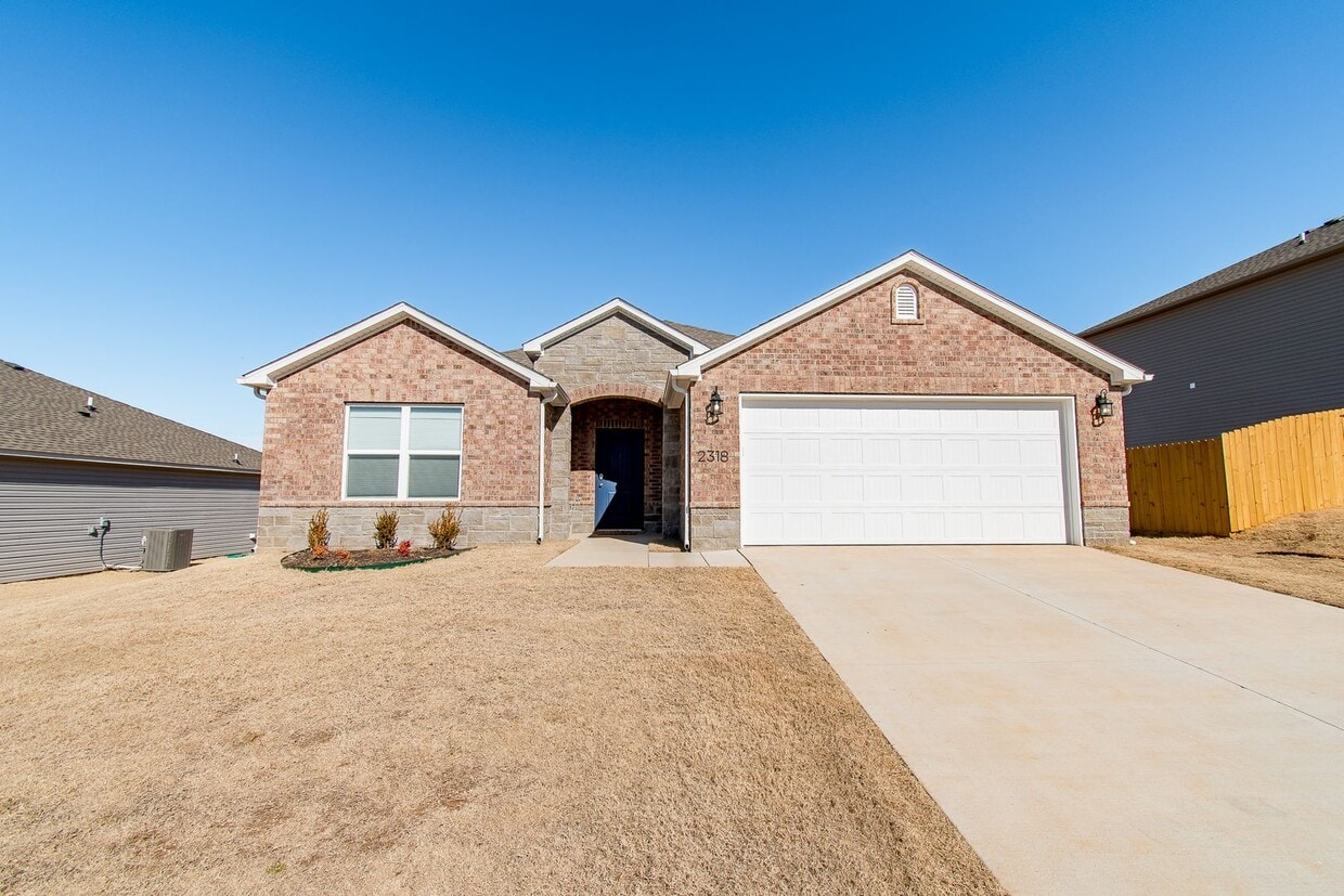 Foto principal - Well-Kept 4-bedroom 2 bath Home in Lowell!...