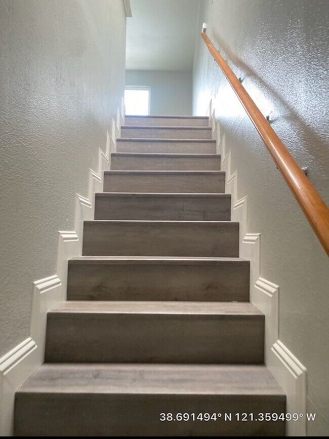 Foto del edificio - 4 Bed/3 Bath w/Loft.  HURRY won't Last Lon...