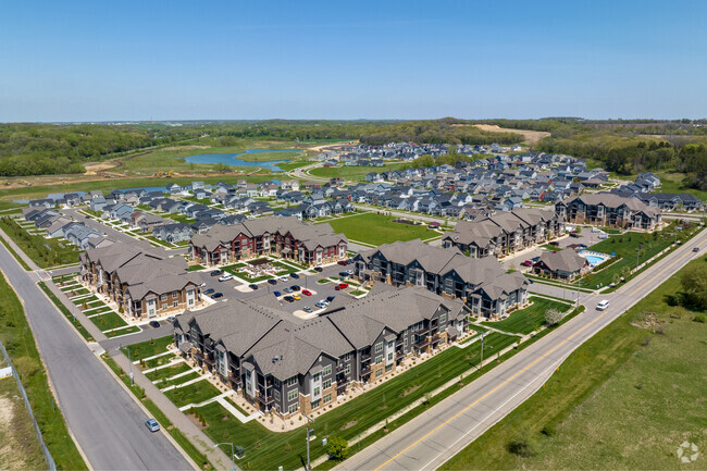 Aerial Photo - Autumn Lake Apartments