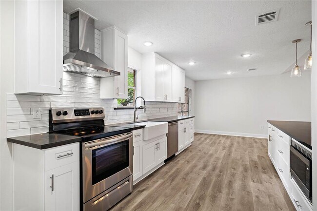 Foto del edificio - 22722 Provincial Blvd