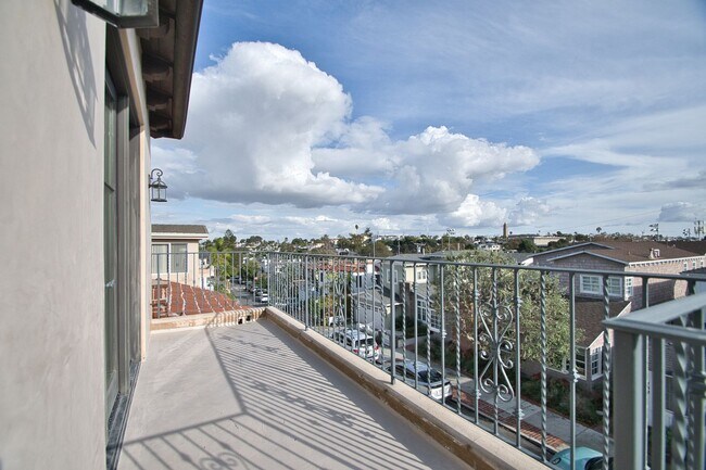 Foto del edificio - 3 Bed 3.5 Bath Town Home For Lease - Walk to Beach COMING SOON