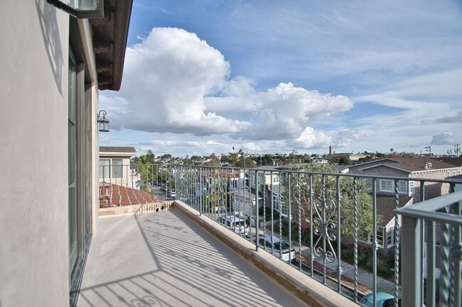 Building Photo - 3 Bed 3.5 Bath Town Home For Lease - Walk to Beach