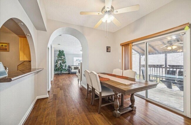 Building Photo - 16147 New Field Dr