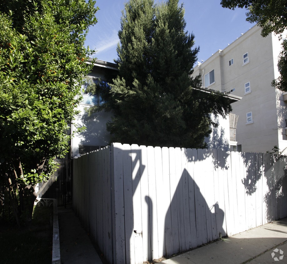 Building Photo - 4242 Arch Dr