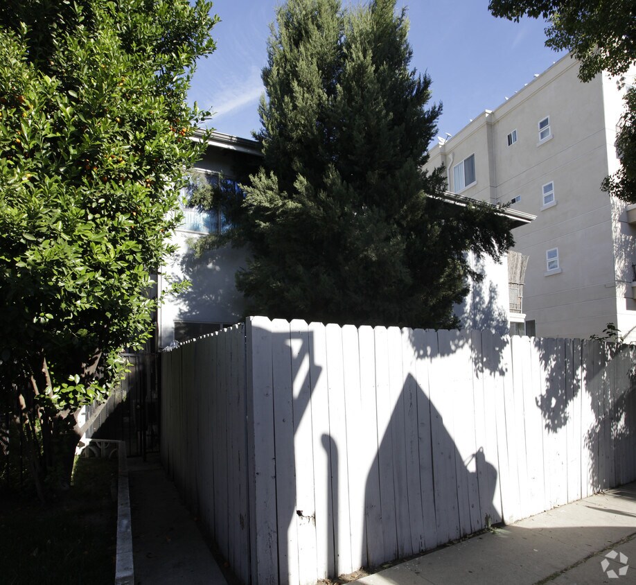 Foto del edificio - 4242 Arch Dr