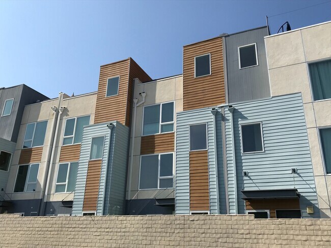 Building Photo - Modern Home in Hollywood with 2-Bedrooms, 3 Baths, 2-Car Attached Garage, and Private Rooftop Deck