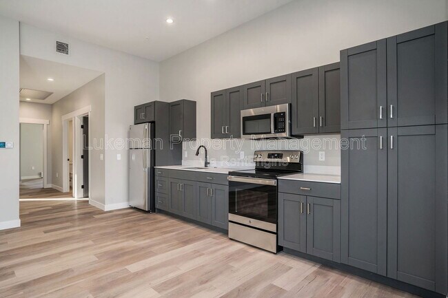 Building Photo - 815 N Pitcher St