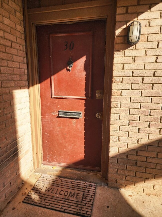 Foto del edificio - 1 bed 1 bath downstairs Apt in Monterey Square Apts