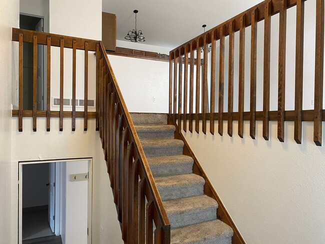 Building Photo - Beautiful Bi-Level Home
